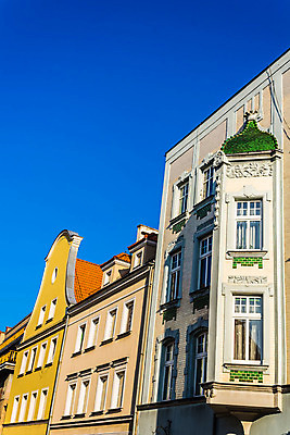 포토 JPG 해외이미지 유럽 문화 건축양식 창문 하늘 지붕 프레임 안테나 굴뚝 미술 사람없음 야외 건물 장식 파란색 햇빛 태양 도시 시장 재산 타일 정사각형 광택 폴란드 공동주택 석고 옛날 스타일 해외202004 해외포토 자연요소 도형 건축물 건축 나라 컬러 통신 문화예술 금융 파일형식 이미지허브