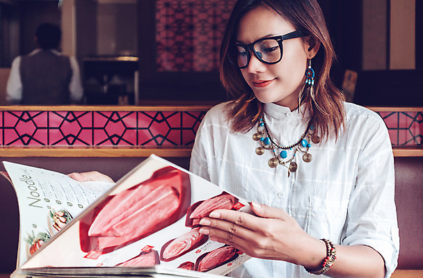 포토 JPG 해외이미지 라이프스타일 손 응시 여자 교육 행복 안경 음식 다이어트 비즈니스 탁자 노동자 건강 한명 사람 앉기 책 독서 판매 우주 상점 식당 식사 기다림 선택 몸무게 먹기 기아 배고픔 메뉴 만족 페이지 점심식사 목록 설명서 조작 해외202004 해외포토 직업 1 시선 잡화 감정 가구 컨셉 모션 생활 신체부위 사회이슈 파일형식 이미지허브