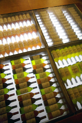 포토 JPG 해외이미지 음료 유리 바닥 주류 사람없음 물 빛 와인 구멍 그룹 크리스탈 양주 목 신발장 옛날 지하실 파멸 해외202004 해외포토 자연요소 컨셉 재질 신체부위 광석 파일형식 소멸 이미지허브