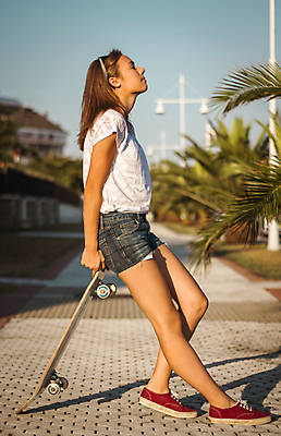 포토 JPG 해외이미지 백인 라이프스타일 여자 행복 스포츠 거리 갈색머리 손바닥 한명 취미 야외 10대 선글라스 유행 스케이트 도시 스케이트보드 시원함 스케이터 스타일 해외202004 해외포토 서양인 1 헤어스타일 손 감정 안경 스포츠용품 청소년 운동선수 사람 생활 보드_스포츠 파일형식 이미지허브