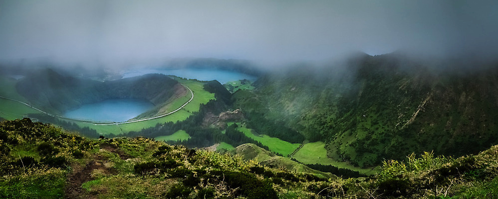 포토 JPG 해외이미지 지구 호수 여행 자국 하늘 날씨 산 파노라마 풍경 사람없음 초록색 파란색 황혼 새벽 안개 가장자리 정상 숲 신비 포르투갈 탈출 언덕 화산 격려 분화구 마법 천국 베르데 뿌연 폭풍우 몽환 수평선 해외202004 해외포토 자연요소 감정 유럽 컬러 컨셉 모션 촬영기법 일몰 비_날씨 둘레 자연재해 파일형식 이미지허브