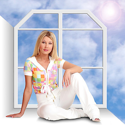 포토 JPG 해외이미지 백인 모델 1 여자 창문 하늘 실내 한명 사람 앉기 성인 태양 유행 흰색 우아함 유일 해외202004 해외포토 자연요소 서양인 컬러 컨셉 모션 내부 파일형식 이미지허브