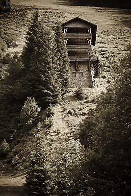 포토 JPG 해외이미지 나무 구름 유럽 잎 밭 비즈니스 자연 하늘 산 주택 풍경 사람없음 야외 목재 가로 초록색 파란색 빛 농가 추위 골동품 가을 시골 역사 숲 방목 땅 언덕 시골집 조경 장면 구식 옛날 오해 해외202004 해외포토 자연요소 식물 계절 나라 컬러 농업 재료 건물 농장 축산업 생태계 파일형식 이미지허브