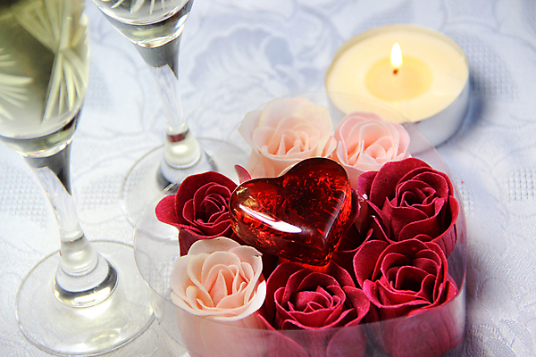 포토 JPG 해외이미지 꽃잎 꽃 안경 음식 분홍색 꽃다발 결혼 유리 탁자 결혼식 휴가 디저트 발렌타인데이 선물 사랑 사람없음 내부 장식 빨간색 장미 케이크 요식업 와인 축제 흰색 하트 축하 화려 고급 달콤 샴페인 배열 심볼 크림 열정 특별함 해외202004 해외포토 모양 식물 잡화 감정 산업 컬러 가구 컨셉 데이이벤트 재질 주류 이벤트 맛 파일형식 이미지허브