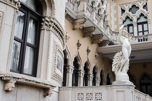 포토 JPG 해외이미지 디자인 외관 벽 조각 패턴 건축양식 창문 태국 표면 주택 미술 사람없음 건물 이탈리아 바위 흰색 기둥 클래식 건축가 큼 목사 맨션 묘사 질감 대리석 조형 국회 내추럴 정부 판유리 스타일 해외202004 해외포토 직업 건축물 건축 유럽 아시아 컬러 컨셉 무늬 재료 유리 문화예술 크기 성직자 파일형식 이미지허브