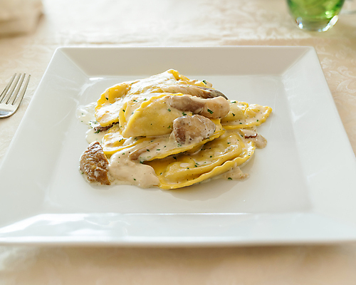 포토 JPG 해외이미지 전통 접시 문화 음식 백그라운드 잎 탁자 치즈 파스타 파슬리 건강 요리 사람없음 초록색 노란색 식당 식사 저녁식사 버섯 이탈리아 흰색 신선 고급 맛 크림 만족 점심식사 라비올리 해외202004 해외포토 식물 식기 감정 유럽 컬러 가구 컨셉 채소 유제품 서양음식 상점 파일형식 이미지허브