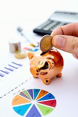 포토 JPG 해외이미지 손 돈 회사 비즈니스 그래프 사람없음 금융 경제 펜 동전 저축 성장 시장 분석 무역 투자 상업 광택 가치 회계 경영 수입 자금 해외202004 해외포토 산업 컨셉 신체부위 필기구 재산 파일형식 이미지허브