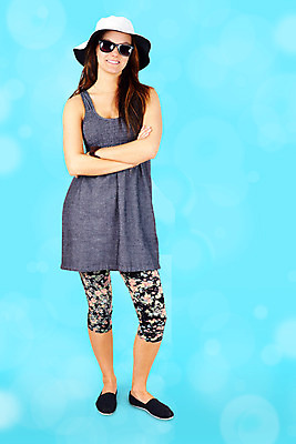 포토 JPG 해외이미지 백인 드레스 계절 행복 무기 백그라운드 신체 갈색머리 따뜻함 그림자 한명 사람 파란색 빛 선글라스 운동 태양 보호 큼 가득함 보케 교차 고립 얇은 자외선 효과 해외202004 해외포토 자연요소 서양인 1 헤어스타일 옷 감정 안경 컬러 컨셉 건강 크기 파일형식 이미지허브