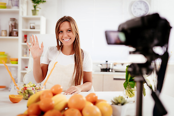 포토 JPG 해외이미지 여자 주택 실내 요리 한명 상반신 성인 카메라 주방 성인여자한명만 크리에이터 1인미디어 유튜버 스트리밍 영상촬영 해외포토 직업 1 사람 내부 건물 전자제품 촬영 방송 여자한명만 성인여자만 파일형식 이미지허브