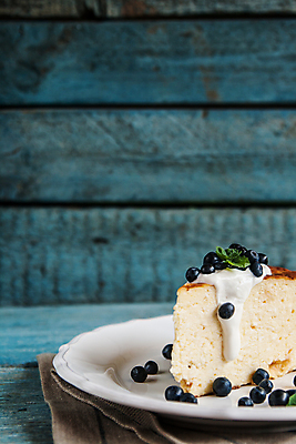 포토 JPG 해외이미지 디저트 실내 사람없음 블루베리 치즈케이크 나무배경 해외202004 해외포토 음식 백그라운드 과일 내부 케이크 파일형식 이미지허브