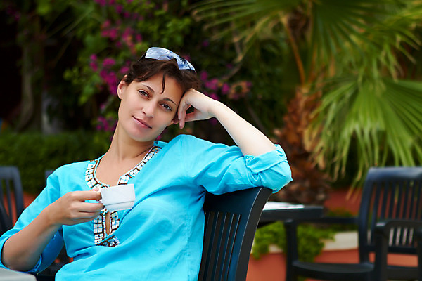 포토 JPG 해외이미지 백인 여자 꽃 행복 얼굴 커피 음료 음식 아침 휴식 손바닥 한명 사람 앉기 성인 야외 컵 갈색 카페 마시기 화려 아침식사 해외202004 해외포토 주간 서양인 식물 1 식기 손 감정 컬러 컨셉 모션 신체부위 상점 식사 파일형식 이미지허브