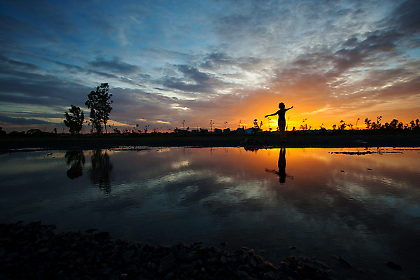 포토 JPG 해외이미지 1 라이프스타일 여자 행복 실루엣 호수 바다 신체 자연 하늘 휴식 사람 성인 사람없음 야외 물 여름 파란색 햇빛 반사 걷기 화목 힘 황혼 일몰 꿈 자유 슬픔 우아함 고독 영원 우울증 해외202004 해외포토 자연요소 계절 감정 컬러 컨셉 모션 촬영기법 생활 태양 노을 질병 생태계 파일형식 이미지허브