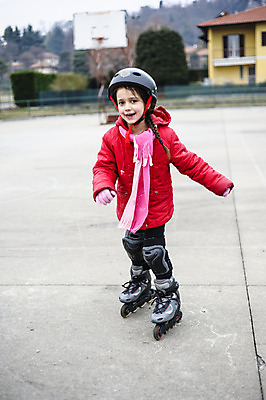포토 JPG 해외이미지 백인 라이프스타일 공원 여자 행복 어린이 스포츠 겨울 놀이 농구 건강 한명 안전 야외 운동 장비 스케이트 스케이팅 롤러블레이드 보호 승차 헬멧 연습 롤러 스케이터 법정 해외202004 해외포토 서양인 1 계절 공공시설 감정 스포츠용품 컨셉 모션 겨울스포츠 운동선수 사람 취미 생활 구기 보호장비 파일형식 이미지허브