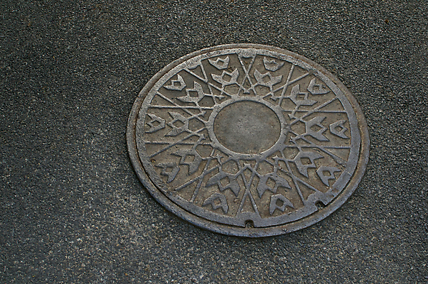 포토 JPG 해외이미지 도로 길 거리 사람없음 야외 물 빛 금속 어둠 펼침 덮개 뚜껑 도시 원형 구멍 거친 보행로 철 통로 먼지 지하 무거움 부화 악취 유지 그런지 철강 폐수 하수 해외202004 해외포토 자연요소 도형 교통시설 모션 재질 환경오염 무게 냄새 파일형식 이미지허브