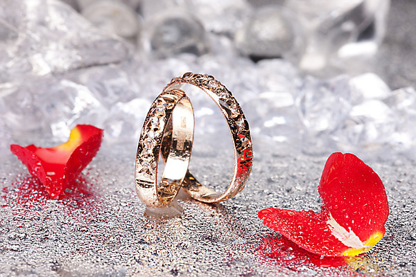 포토 JPG 해외이미지 꽃잎 꽃 결혼 백그라운드 자연 유리 결혼식 선물 사랑 사람없음 장식 빛 장미 반사 유행 금속 축하 반지 원형 화려 황금 고급 우아함 은색 크리스탈 보석 심볼 오브젝트 다이아몬드 약혼 보물 해외202004 해외포토 도형 식물 감정 컬러 컨셉 장신구 재질 이벤트 광석 생태계 약속 파일형식 이미지허브