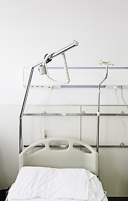 포토 JPG 해외이미지 직업 바닥 주택 실내 건강 병원 사람 사람없음 내부 치료 가로 약 모니터 방 고통 장비 환자 의사 흰색 침대 긴급 도움 질병 간호 서비스 외과 병실 돌봄 치유 헬프 살균 해외202004 해외포토 감정 컬러 가구 컨셉 의학 모션 건물 컴퓨터 의료진 파일형식 이미지허브