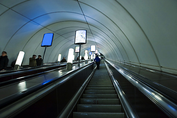 포토 JPG 해외이미지 직업 라이프스타일 여자 여행 비즈니스 교통시설 모션 아침 스트레스 사람 성인 사람없음 내부 파란색 기차 도시 시간 전철 역 군중 소프트포커스 도착 속도 출퇴근 러시아 장면 승객 지하 일반 단상 모스크바 선로 해외202004 해외포토 주간 유럽 육상교통 컬러 교통 대중교통 촬영기법 생활 시설 파일형식 이미지허브