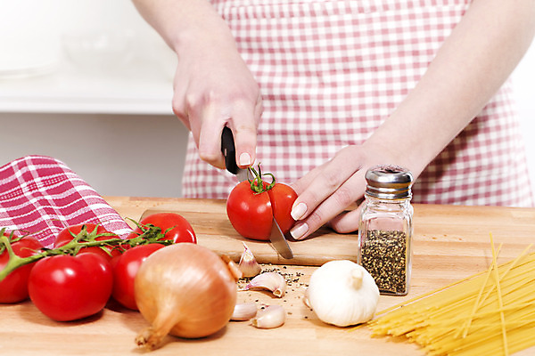 포토 JPG 해외이미지 전통 라이프스타일 접시 손 여자 음식 토마토 채소 탁자 양파 파스타 마늘 스파게티 요리 한명 빨간색 수건 갈색 노란색 주방 식사 저녁식사 앞치마 샐러드 흰색 직물 신선 잡기 면 뜨거움 칼 우아함 자르기 지중해 향신료 준비 매움 날것 후추 점심식사 채식주의자 해외202004 해외포토 1 식기 바다 컬러 가구 컨셉 모션 서양음식 사람 생활 신체부위 위생용품 맛 채식 향미료 파일형식 이미지허브