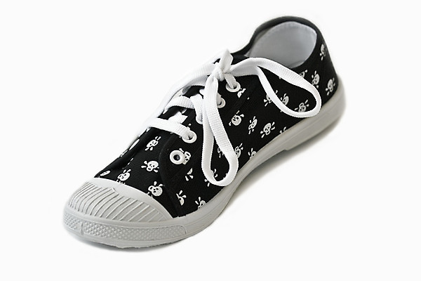 포토 JPG 해외이미지 옷 스포츠 백그라운드 신발 발 사람없음 유행 산책 흰색 직물 가죽 양발 해외202004 해외포토 컬러 휴식 신체부위 파일형식 이미지허브