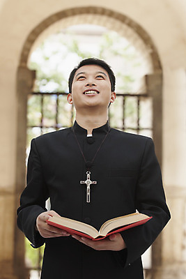 포토 JPG 해외이미지 행복 기독교 종교 십자가 출입구 짧은머리 한명 서기 미소 웃음 상반신 20대 야외 아웃포커스 빨간색 세로 컬러풀 독서 교회 검은색 성경 중국 천주교 올려보기 잡기 가운 영혼 성직자 디지털합성 명상 비전 해외202004 해외포토 1 헤어스타일 옷 감정 아시아 컬러 종교용품 종교건축 모션 촬영기법 표정 사람 청년 건물 파일형식 이미지허브