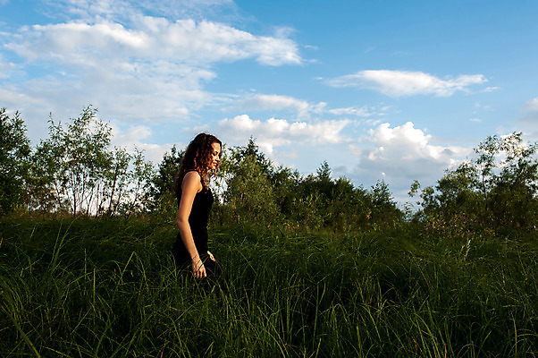 포토 JPG 해외이미지 백인 라이프스타일 여자 행복 여유 자연 바람 한명 미소 사람 풍경 성인 야외 초록색 물 여름 강 태양 유행 평화 꿈 자유 흰색 무료 해외202004 해외포토 자연요소 서양인 1 계절 감정 컬러 컨셉 날씨 표정 생활 생태계 파일형식 이미지허브