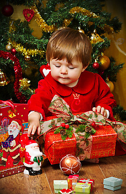 포토 JPG 해외이미지 전통 라이프스타일 여자 행복 어린이 크리스마스장식 크리스마스 산타모자 엄마 휴가 새해 실내 선물 한명 장식 크리스마스트리 방 육아 축하 아기 호기심 해피뉴이어 걸음마 결백 관심 천진난만 해외202004 해외포토 모자_잡화 1 기념일 감정 컨셉 가족 모션 사람 내부 생활 새해인사 파일형식 이미지허브