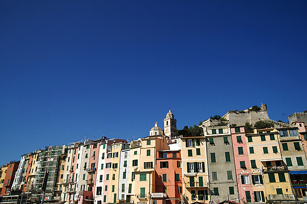 포토 JPG 해외이미지 주간 건축양식 하늘 주택 풍경 사람없음 야외 건물 마을 이탈리아 해외202004 해외포토 자연요소 건축물 건축 유럽 파일형식 이미지허브