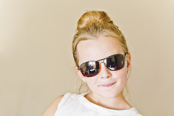 포토 JPG 해외이미지 백인 여학생 유럽 어린이 한명 파란색 금발 흰색 9 6 7 해외202004 해외포토 서양인 1 학생 헤어스타일 여자 나라 컬러 사람 숫자 파일형식 이미지허브