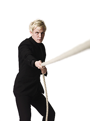 포토 JPG 해외이미지 남자 밧줄 넥타이 한명 사람 정장 소년 흰색 업무 당기기 코드 집중 흰배경 싸움 투쟁 해외202004 해외포토 1 잡화 옷 어린이 줄 컬러 백그라운드 컨셉 모션 작업 파일형식 이미지허브