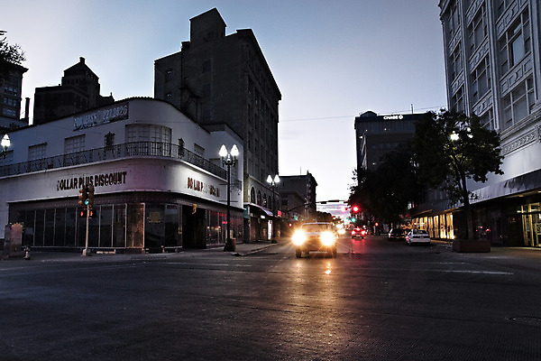 포토 JPG 해외이미지 도로 여행 백그라운드 교통시설 자국 모션 자동차 자연 하늘 전등 산 사람없음 파란색 태양 황혼 일몰 고속도로 야간 저녁 속도 장노출 블러 텍사스 해외202004 해외포토 자연요소 길 육상교통 컬러 교통 조명 촬영기법 노을 미국 시설 생태계 파일형식 이미지허브