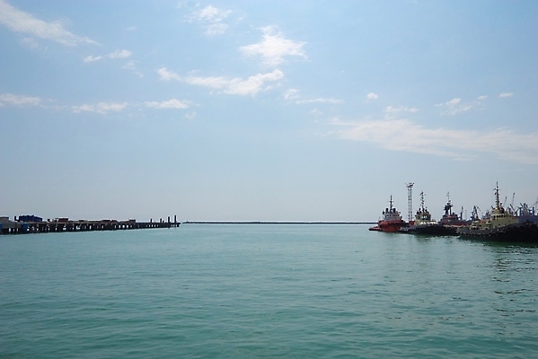 포토 JPG 해외이미지 산업 바다 여행 비즈니스 교통시설 하늘 항해 풍경 사람없음 야외 가로 물 파란색 도시풍경 글로벌 햇빛 항구 장비 거래 화물 도시 만 상품 컨테이너 배송 기중기 방파제 함선 상업 지역 닻 트레일러 스카이라인 로딩 해외202004 해외포토 자연요소 공공시설 컬러 교통 배_교통 태양 운송업 중장비 시설 파일형식 이미지허브