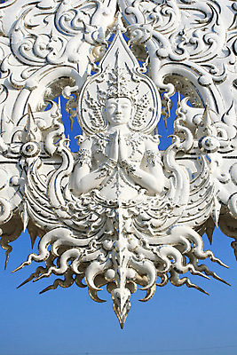 포토 JPG 해외이미지 전통 아시아 문화 여행 건축양식 태국 하늘 지붕 미술 동양인 풍경 사람없음 파란색 빛 반짝임 태양 탑 맑음 흰색 사찰 황금 저녁 북쪽 해외202004 해외포토 자연요소 건축물 건축 나라 컬러 종교건축 모션 날씨 문화예술 인종 야간 방향 파일형식 이미지허브