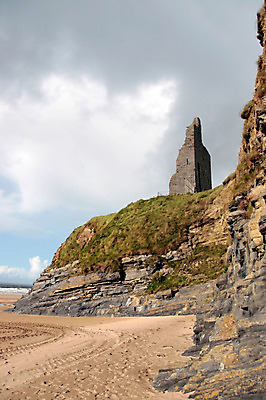 포토 JPG 해외이미지 구름 얼굴 모래 바다 자연 하늘 풍경 사람없음 물 파란색 탑 절벽 바위 성 해조류 역사 가장자리 정상 휴양지 암초 아일랜드 대서양 서쪽 파멸 해외202004 해외포토 자연요소 건축물 유럽 컬러 컨셉 신체부위 장소 돌_바위 해양식물 둘레 방향 생태계 파일형식 소멸 이미지허브