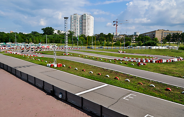 포토 JPG 해외이미지 도로 선 스포츠 포즈 포장 모션 자동차 안전 사람 사람없음 빨간색 파란색 울타리 노란색 페인트 경쟁 카트 운전 레이싱 바퀴 운전사 모서리 속도 순환 타이어 무릎 위치 봉 바둑 모터 레이서 방법 블러 선로 해외202004 해외포토 직업 길 육상교통 컬러 컨셉 교통시설 놀이 시합 신체부위 담장 파일형식 이미지허브