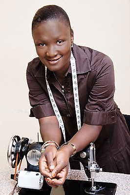 포토 JPG 해외이미지 응시 한명 미소 사람 성인 카메라 기댐 기계 업무 작업실 하수 해외202004 해외포토 1 시선 모션 표정 물 전자제품 작업 파일형식 이미지허브