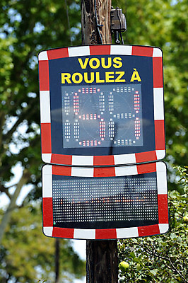 포토 JPG 해외이미지 접시 배너 유럽 도로 여행 가이드 통신 교통시설 모션 자동차 거리 간판 프레임 광고판 경고 안전 풍경 사람없음 장비 운전 정보 프랑스 도시 표지판 널 위험 아스팔트 방향 심볼 사인 속도 역동적 공지사항 엔진 느림 프랑스어 경보 레이더 제어 해외202004 해외포토 직업 문자 식기 나라 길 육상교통 교통 컨셉 알림판 시설 판 파일형식 이미지허브