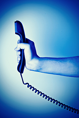 포토 JPG 해외이미지 직업 손 남자 선 백그라운드 컨셉 비즈니스 통신 아이디어 말하기 대화 사람없음 파란색 전자제품 빛 스마트폰 사무실 검은색 장비 흰색 잡기 업무 고리 기다림 센터 메시지 연결 토론 전화기 고객 수화기 서비스 주기 부름 다이얼 해결 목소리 답변 지원 헬프 공급 해외202004 해외포토 컬러 모션 사람 신체부위 핸드폰 스마트기기 작업 도움 파일형식 이미지허브