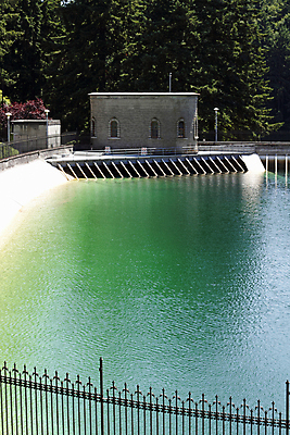 포토 JPG 해외이미지 나무 공원 건축양식 자연 풍경 사람없음 야외 건물 초록색 물 여름 파란색 울타리 금속 맑음 침묵 바위 저수지 역사 숲 상록수 일반 내추럴 잔물결 콘크리트 공급 해외202004 해외포토 자연요소 식물 건축물 계절 공공시설 건축 물결 컬러 재질 날씨 담장 소리 돌_바위 생태계 파일형식 이미지허브