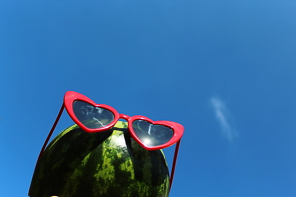 포토 JPG 해외이미지 안경 여행 과일 하늘 날씨 휴가 휴식 사람없음 선글라스 태양 맑음 멜론 8월 7월 화창 해외202004 해외포토 자연요소 잡화 컨셉 날짜 파일형식 이미지허브