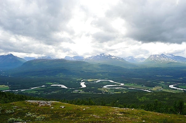 포토 JPG 해외이미지 나무 구름 계절 자연 하늘 산 거리 주택 파노라마 노르웨이 협상 풍경 사람없음 야외 목재 초록색 물 여름 빛 강 평화 마을 침묵 흐름 흰색 원형 숲 북극 장면 연어 북쪽 타운 흐림 내추럴 굴곡 깊이 북극해 스칸디나비아 인기 환상 해외202004 해외포토 자연요소 도형 식물 유럽 바다 컬러 컨셉 비즈니스 재료 날씨 촬영기법 어류 건물 소리 도시 극지방 방향 생태계 파일형식 이미지허브