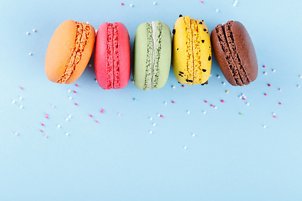 포토 JPG 해외이미지 전통 음식 분홍색 백그라운드 과일 디저트 사람없음 초록색 컬러풀 갈색 노란색 유행 쿠키 과자 케이크 초콜릿 여러개 이탈리아 빵집 달콤 맛 설탕 크림 산딸기 열정 아몬드 타입 마카롱 프랑스어 머랭 바닐라 줄서기 파스텔톤 페스츄리 피스타치오 해외202004 해외포토 문자 감정 유럽 빵 컬러 다수 컨셉 모션 상점 견과류 파일형식 이미지허브