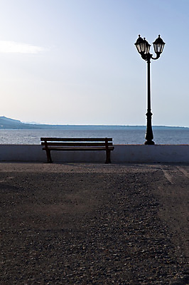 포토 JPG 해외이미지 공원 바다 벤치 자연 하늘 풍경 사람없음 야외 물 파란색 반사 평화 침묵 장면 넘어짐 영원 수평선 해외202004 해외포토 자연요소 공공시설 컬러 컨셉 의자 모션 소리 생태계 파일형식 이미지허브
