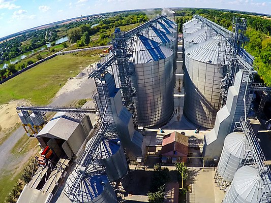 포토 JPG 해외이미지 식물 산업 밭 농업 밥 건조 옥수수 사람없음 건물 농작물 농장 우주 금속 쓰레기통 시골 기둥 정상 낟알 컨테이너 엘리베이터 밀 창고 탱크 보리 객실 먼지 수납 격납고 골절 사일로 작살 터미널 해외202004 해외포토 건축물 건축 음식 의학 재질 곡류 파일형식 이미지허브