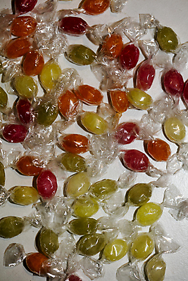 포토 JPG 해외이미지 모양 종이 어린이 음식 분홍색 유리 휴가 디저트 아이디어 발렌타인데이 막대사탕 사탕 3 사랑 사람없음 목재 장식 빨간색 초록색 컬러풀 파티 꼬리표 세일 흰색 하트 마음 축하 오픈 그룹 닫기 달콤 작음 설탕 석공 정물화 해외202004 해외포토 나무 감정 컬러 컨셉 재료 모션 데이이벤트 재질 사람 이벤트 라벨 맛 크기 그림 파일형식 이미지허브