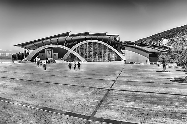 포토 JPG 해외이미지 외관 건축양식 창문 유리 하늘 지붕 사람없음 건물 목재 초록색 파란색 교회 이탈리아 얼룩 원형 아빠 성자 큼 아치 대리석 보호구역 순례 철강 해외202004 해외포토 도형 나무 건축물 건축 유럽 종교 컬러 재료 가족 종교건축 재질 크기 구역 파일형식 이미지허브