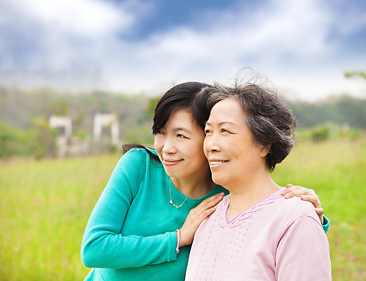 포토 JPG 해외이미지 구름 라이프스타일 응시 공원 여자 딸 행복 얼굴 중년 가족 자연 엄마 건강 선물 사랑 미소 웃음 사람 동양인 성인 야외 두명 중국 은퇴 옛날 해외202004 해외포토 자연요소 시선 공공시설 감정 아시아 관계 표정 인종 생활 신체부위 생태계 파일형식 이미지허브