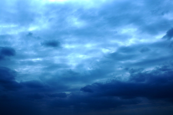 포토 JPG 해외이미지 구름 백그라운드 자연 하늘 날씨 풍경 사람없음 야외 여름 파란색 빛 검은색 어둠 황혼 회색 젖음 분위기 위험 무서움 역동적 폭풍 천국 흐림 내추럴 폭풍우 허리케인 수평선 해외202004 해외포토 자연요소 계절 감정 컬러 컨셉 일몰 비_날씨 자연재해 생태계 파일형식 이미지허브