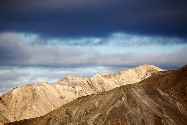 포토 JPG 해외이미지 구름 자연 하늘 산 아이슬란드 풍경 사람없음 햇빛 갈색 어둠 가을 시골 9월 산등성이 해외202004 해외포토 자연요소 계절 유럽 컬러 태양 날짜 생태계 파일형식 이미지허브