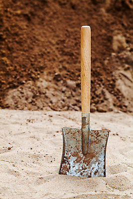 포토 JPG 해외이미지 산업 모래 백그라운드 농업 부분 사람없음 야외 세로 초록색 파란색 모래사장 농장 마을 정원 경작 흙 봄 장비 공구 시골 업무 덧셈 땅 모종삽 삽 묘사 준비 유기농 원예 먼지 진흙 갸우뚱 대각선 개발 뒤뜰 땅바닥 땅파기 밭일 블러 원예사 조작 카피스페이스 해외202004 해외포토 직업 웰빙 계절 선 바다 컬러 모션 바닥 취미 농사 공백 도구 작업 수학 파일형식 이미지허브