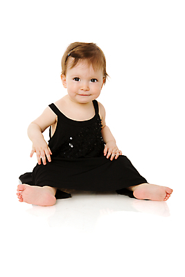 포토 JPG 해외이미지 전신 백인 1 응시 드레스 행복 어린이 장난 한명 미소 웃음 앉기 금발 검은색 기쁨 흰색 표현 아기 유머 저녁 작음 순수 호기심 걸음마 고립 진짜 천진난만 유일 표현성 해외202004 해외포토 서양인 헤어스타일 시선 옷 감정 컬러 컨셉 모션 표정 사람 야간 크기 파일형식 이미지허브